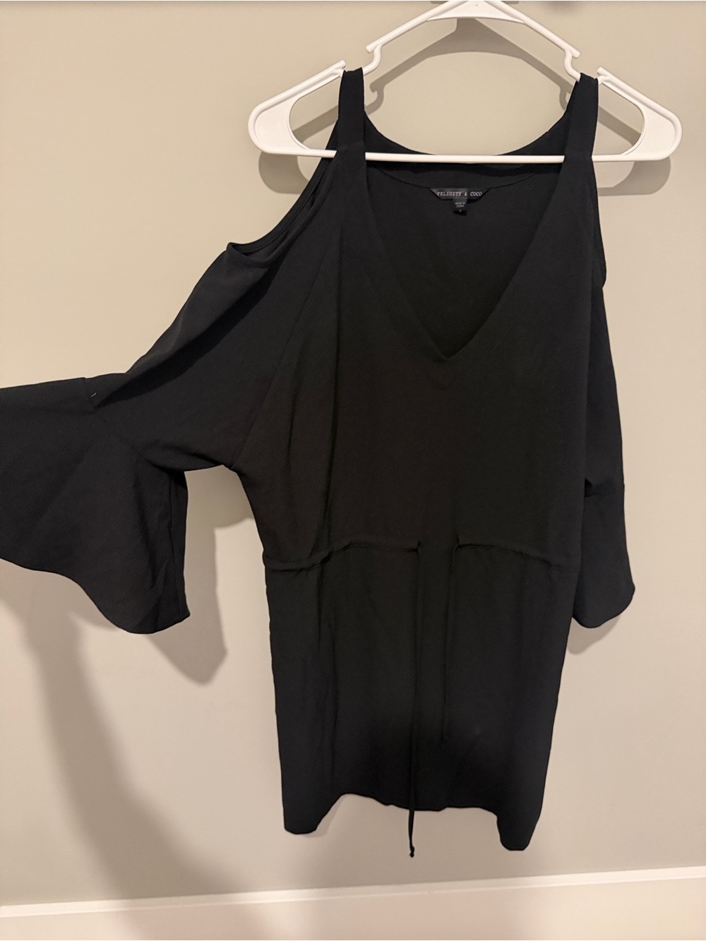Label view of women's top neckline